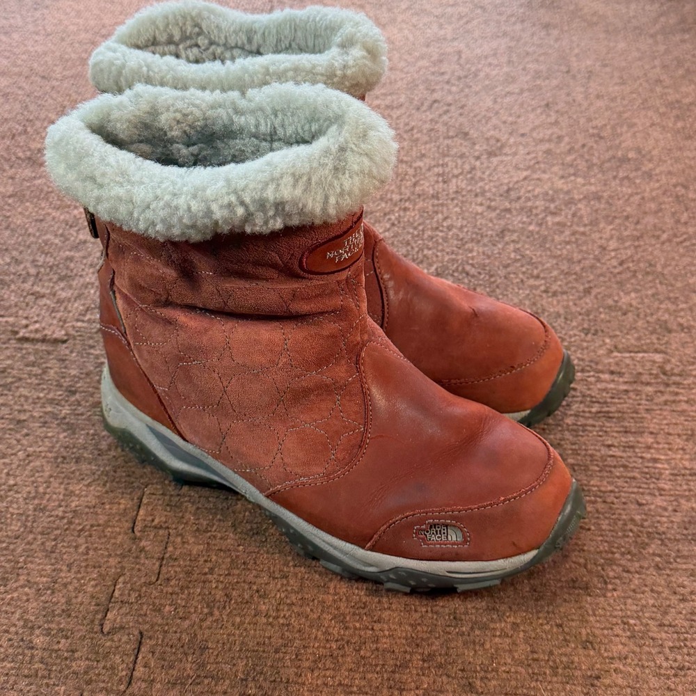 A- The North Face Red Suede Leather PrimaLoft Winter Boots Women 8 AYX8 54B T177